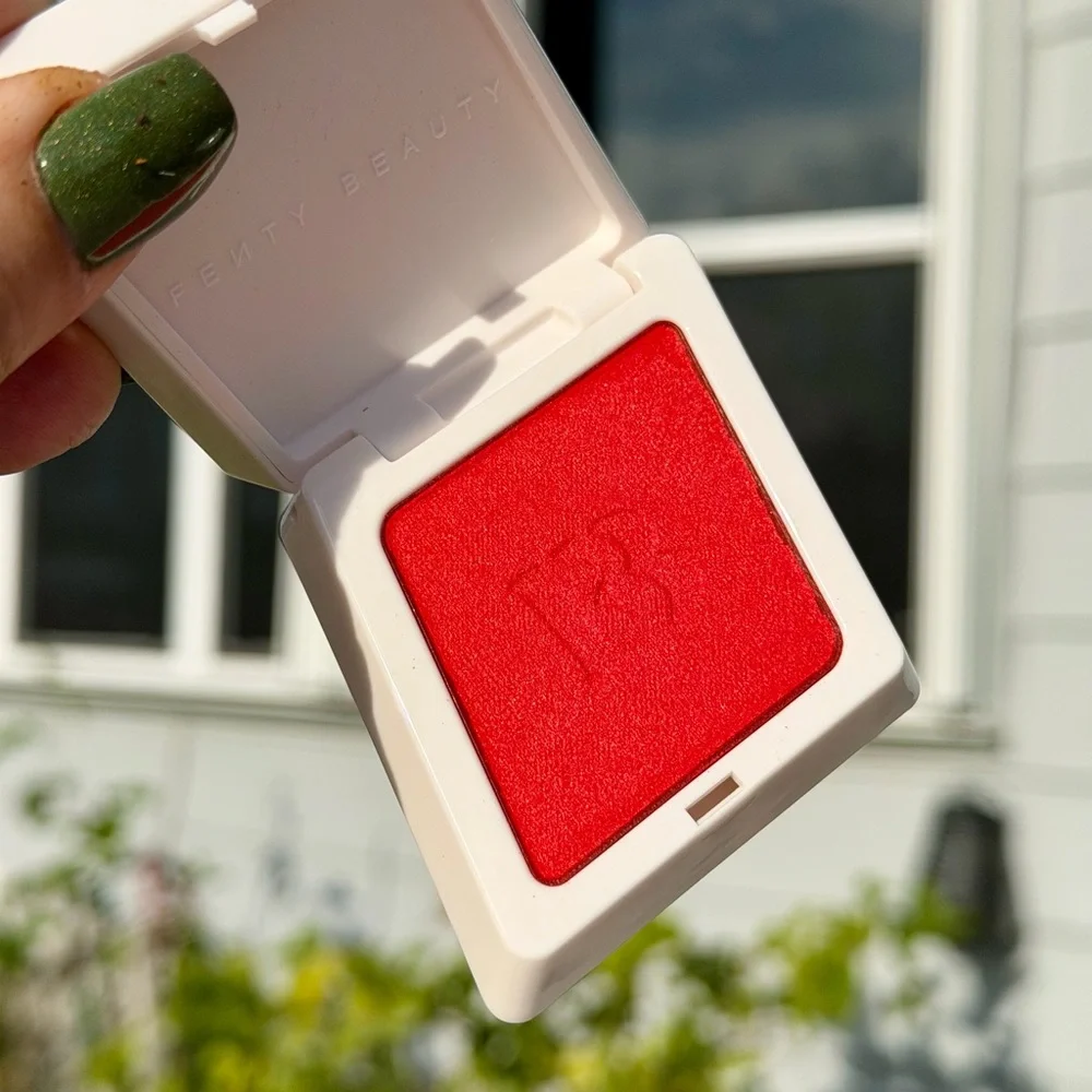 FENTY BEAUTY Fenty Cheeks Suede Powder Blush in Daiquiri Dip (Coral Red)